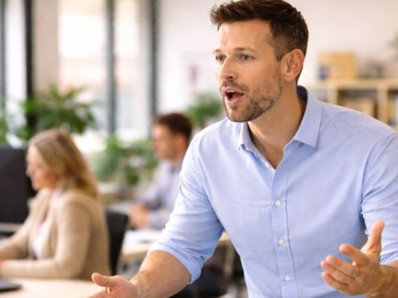 Harder praten schaadt je stem: overcompensatie in professioneel stemgebruik